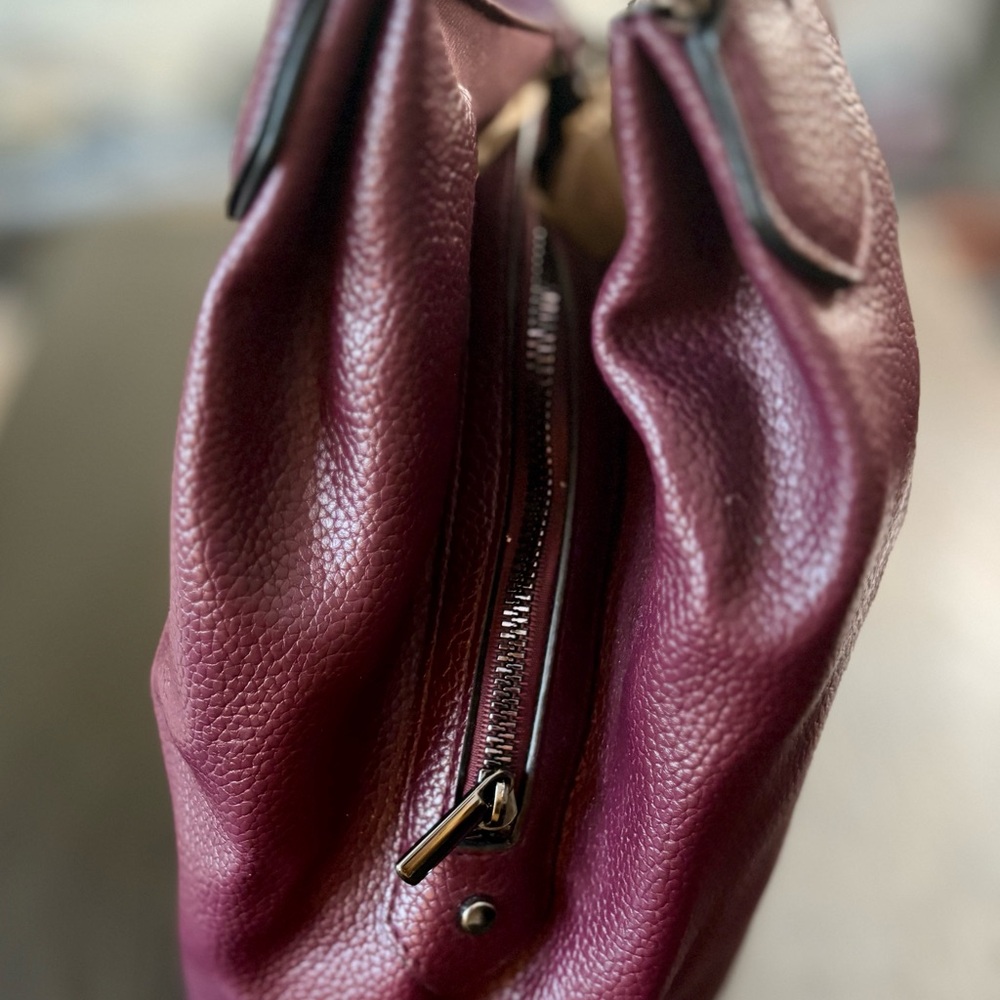 Elegant Burgundy Leather Tote Bag - Picture 3 of 7